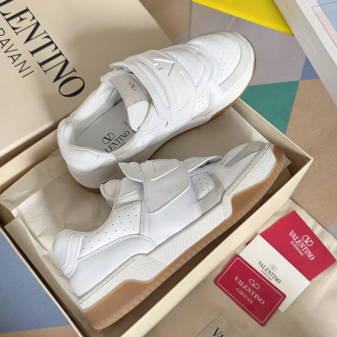 [Valentino] P: 880💰 Couple model, size: ▪️Size: Women's model 35-40 / Men's model 39-44 (45 customized) Valentino Valentino Couple model Joie de Jouer series Velcro Thick sole Bread shoes Couple model Casual sports shoes White shoes Original purchase and development Production Joie de Jouer series The style is simple but not out of style. The pure white base is paired with fresh green and soft beige, and the unique Velcro design highlights your personality. Every detail tells the fashion and quality. Wear it, take a confident step, and start the fashion journey. Exquisite packaging at the delivery counter🛍📦 ▪️Fabrics: Original custom imported first-layer cowhide ▪️Inner lining: Original custom-made soft sheepskin lining ▪️Outsole: Original open-molded anti-slip TPU material ▪️Sole thickness: 3.5CM